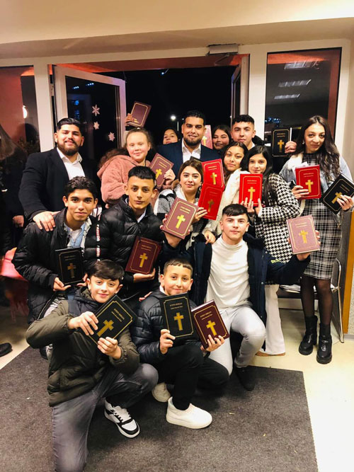 A group of Eastern Slovak Romani speakers who are happy to have the full Bible in their language.